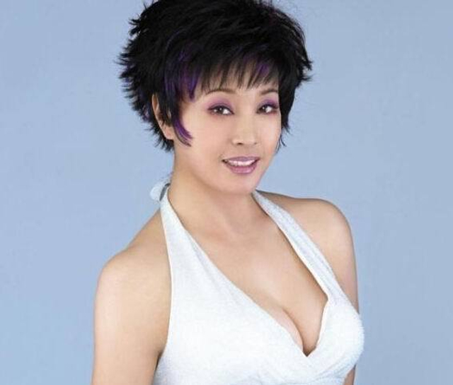 童颜巨乳女星_胸太大看不到脚的女星_女明星 耳朵大