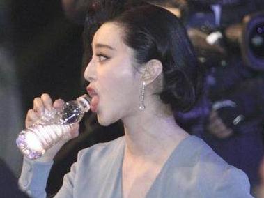 喝水要小心，赵丽颖范冰冰都被骂，真正的楷模是她