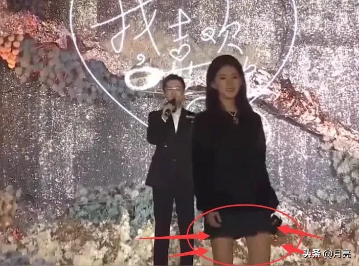 赵露思泰国演唱会 内衣外穿 擦边争议_女明星内衣秀