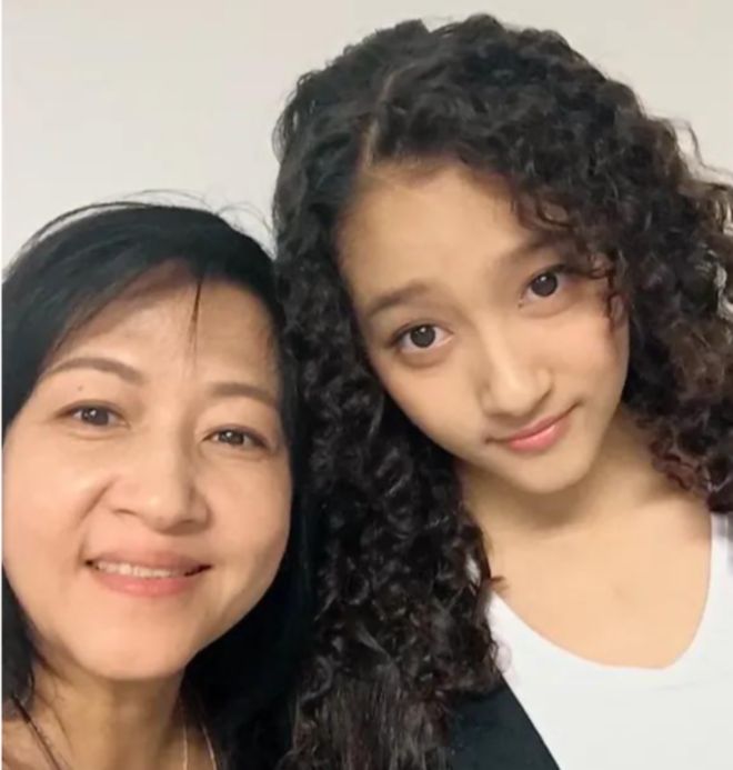 原来她就是关晓彤的母亲！为爱隐退数年，怪不得女儿火遍大江南北